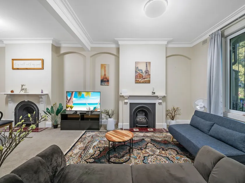 4BR House w Garage near ICC & Darling Harbour - Image 1