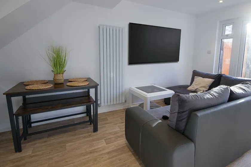 Contractors/ Relocators/ Free parking/Modern/L&D - Image 1