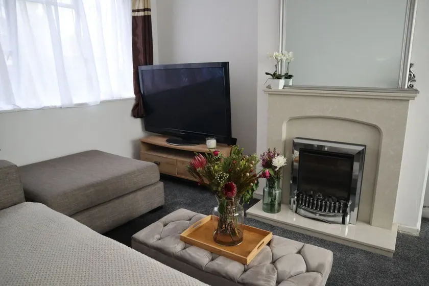 Charming 3Bed Home in High Barnet - Image 1