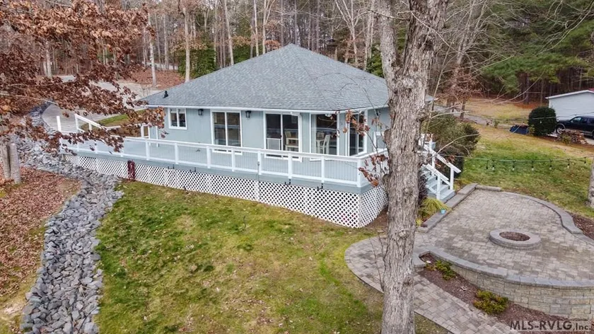 Waterfront home with sunset view, grill, games - Image 1