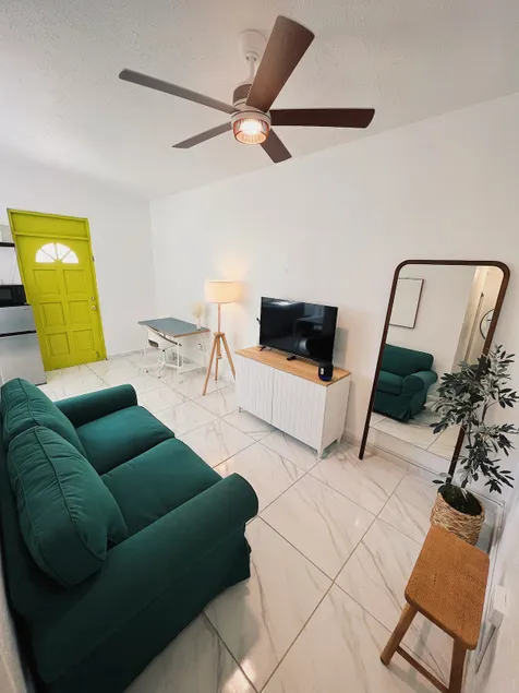 Modern, Stylish & Great Location - Image 1