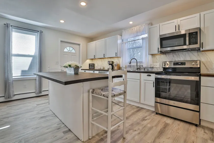 Great for Families Modern Farmhouse Near Shopping - Image 1