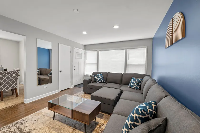 Cozy, Sunny, and Clean Apt 3 bd Free Parking - Image 1