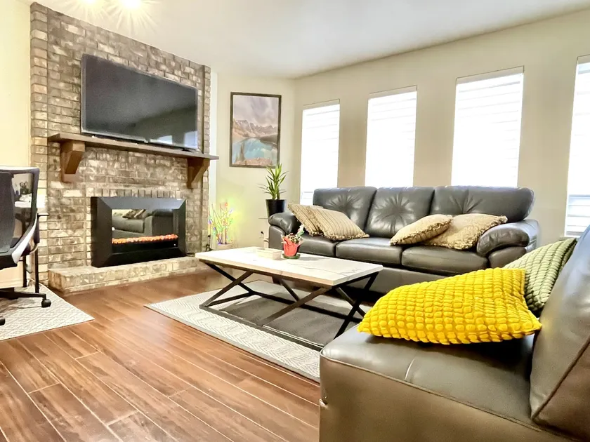 Beautiful Renovated Private 3BR Unit - Image 1