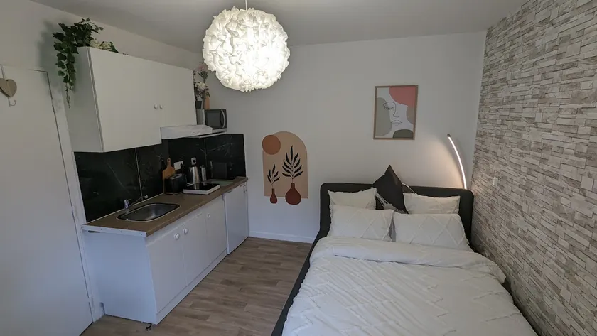 Cozy studio with garden 1 min from the train station - Image 1