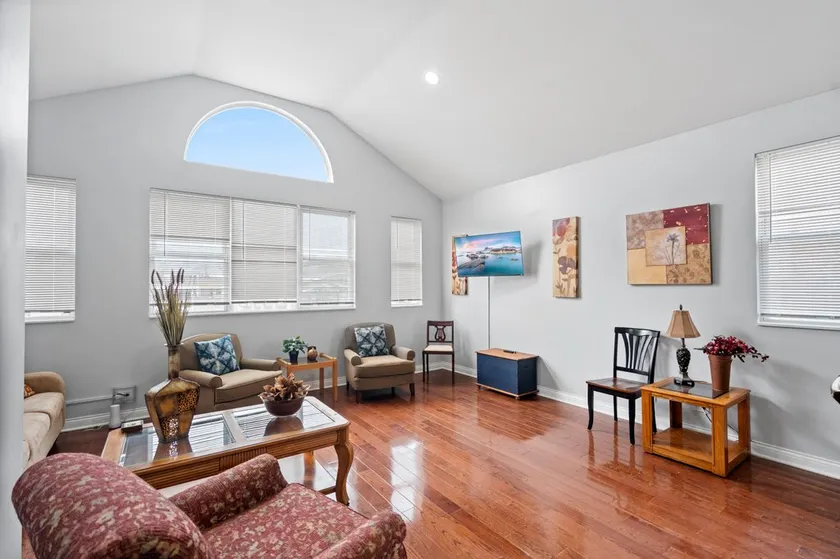 420 Lofty Apt, laundry, a block frm CTA - Image 1