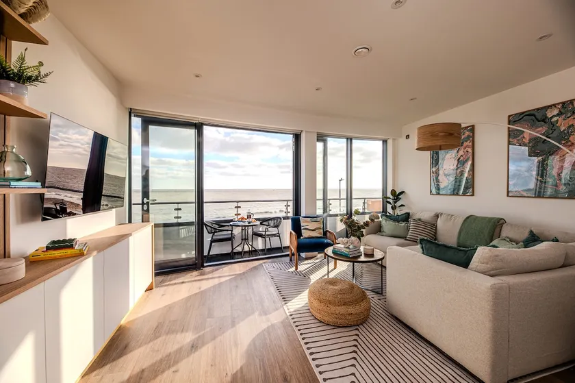 Stunning Beach Front Apartment with Sea views, FREE Parking & Balcony - Image 1