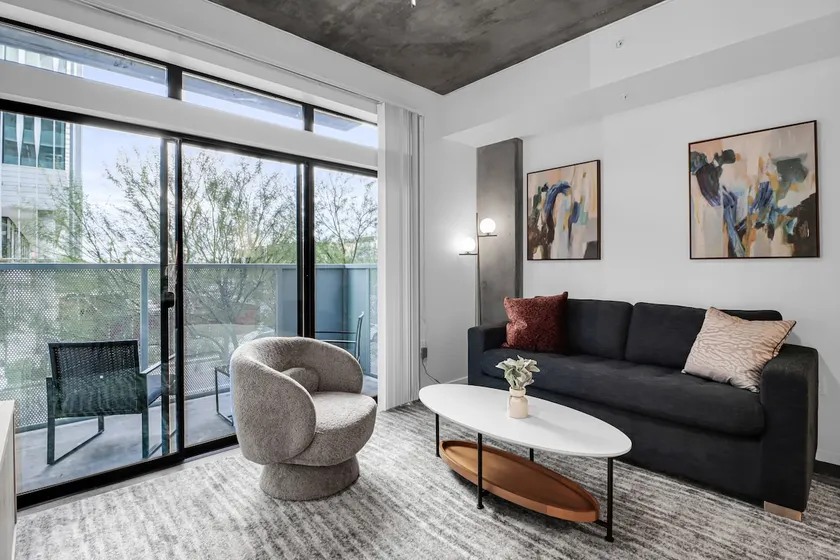 Phoenix Urban Luxury 1BR DT Free Parking - Image 1