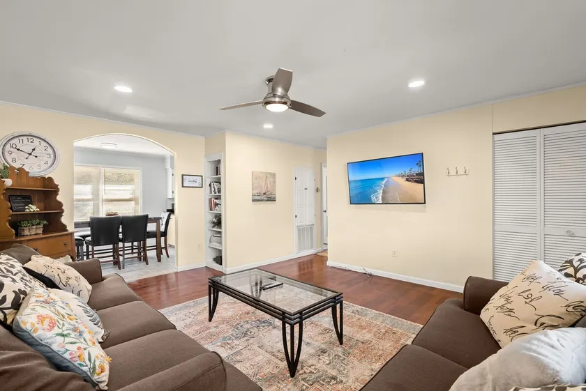 Pets, Fenced, 5 Min to Airport, 30 min to Beaches - Image 1
