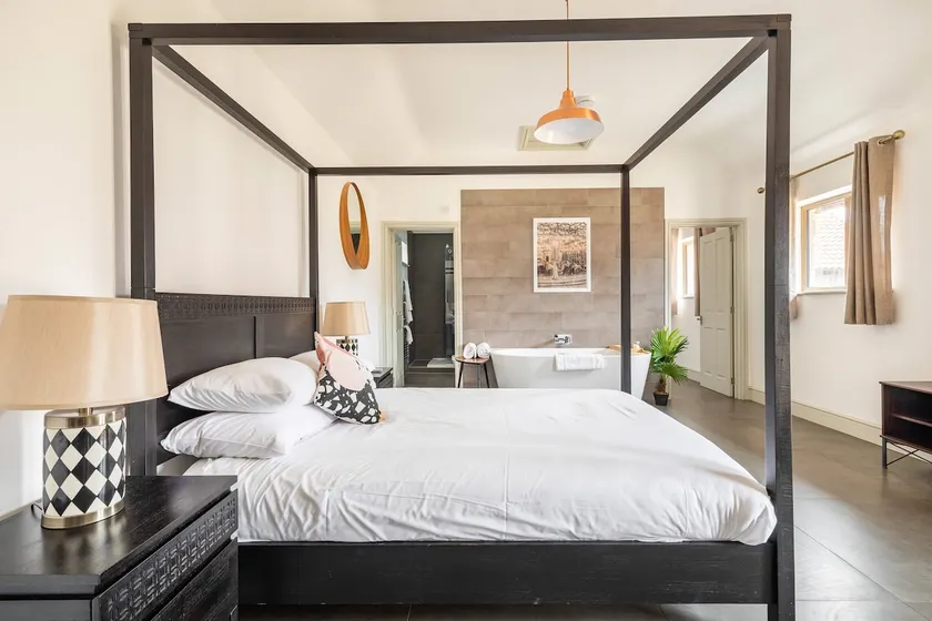 Stylish Studio Apartment set in Tranquil Courtyard - Image 1