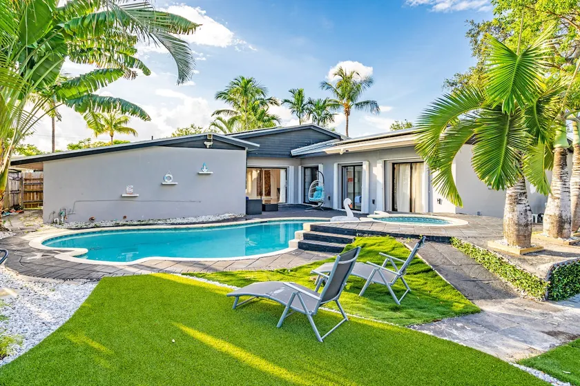 Heated Pool Tropical Backyard 3 Bedrooms 12 min to the Ocean - Image 1