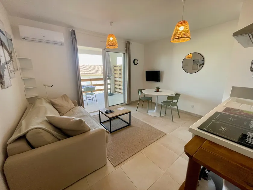 Cozy 2-bedroom beachfront apartment, pool, parking - Image 1