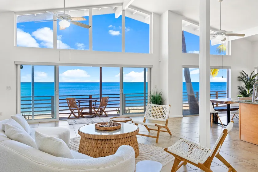 Beachfront Oasis in Māʻili, Oahu - Image 1