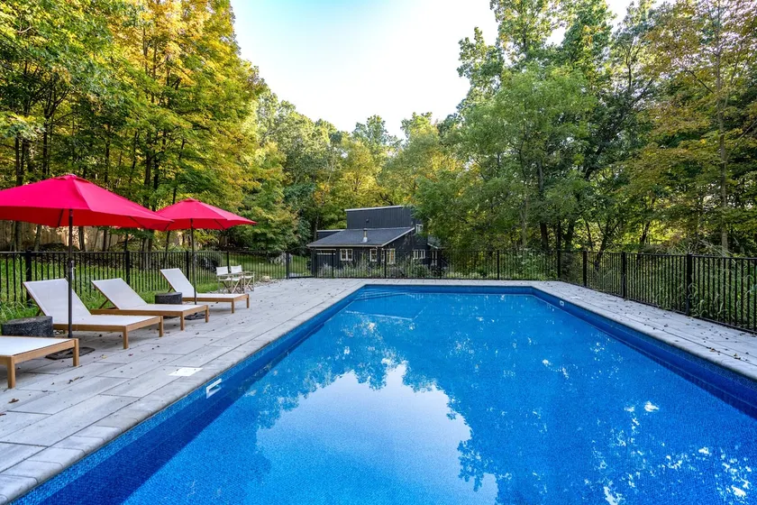 Luxury Woodland Cabin w/ Pool near Warwick - Image 1