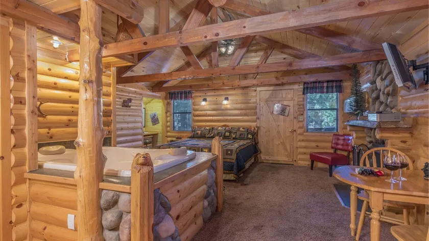 Upper Canyon Inn - Cabin 16 - Whirlpool- Fireplace - Image 1