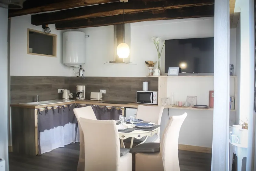 Bright 35 m² apartment in the city center - Image 1