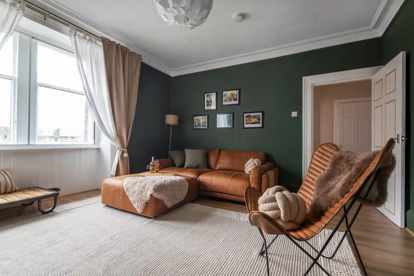 Trendy 2 Bed Flat - Near Airport - Image 1