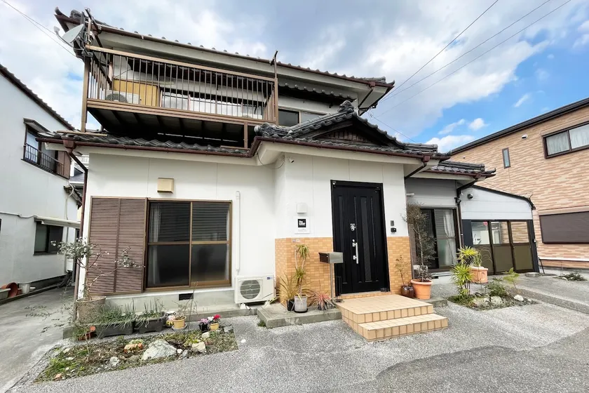 Japanese-style exterior, ample parking space, a house in the Oza district. Ideal for families, groups, and as a co-working space! - Image 1