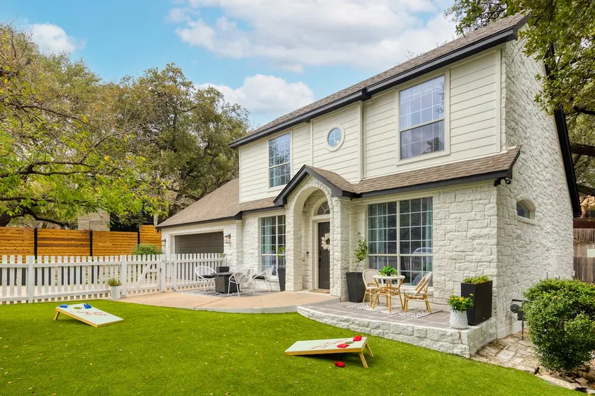 PRIME location/Big Yard/Great for Groups/Families! - Image 1