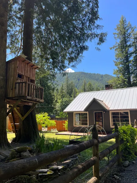Cozy Chinook Chalet w/hot tub and fire pit - Image 1