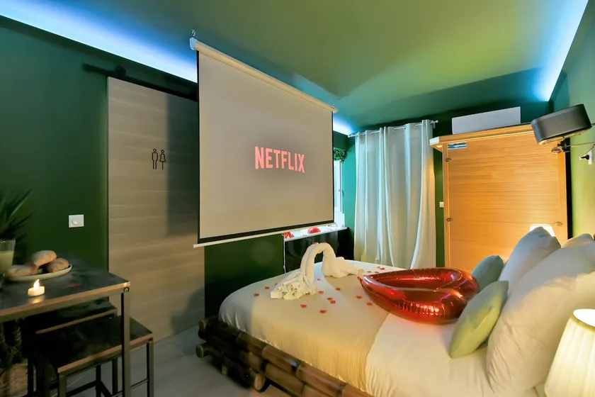 The Jungle - Jacuzzi, Sauna & Projector - Image 1