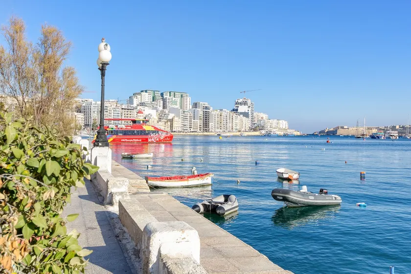 Coastal Charm: Apartment Just Off the Waterfront - Image 1