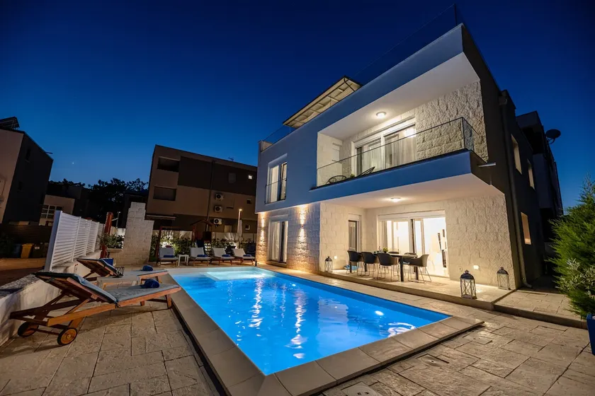 Villa on the sea with Jacuzzi & heated pool - Image 1