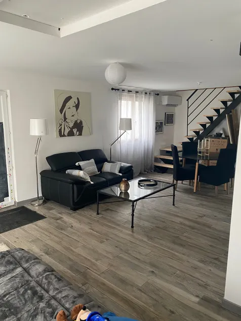 Independent studio, shared garden and pool - Image 1