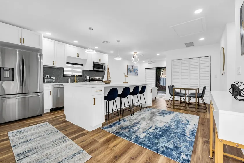 Modern Home with large private yard - Next to downtown & beach & airport - Pet friendly - Image 1