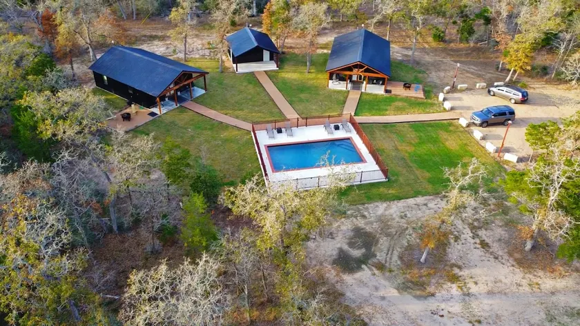 Da La Woods Two Cottages, Pool and Outdoor Dinning - Image 1