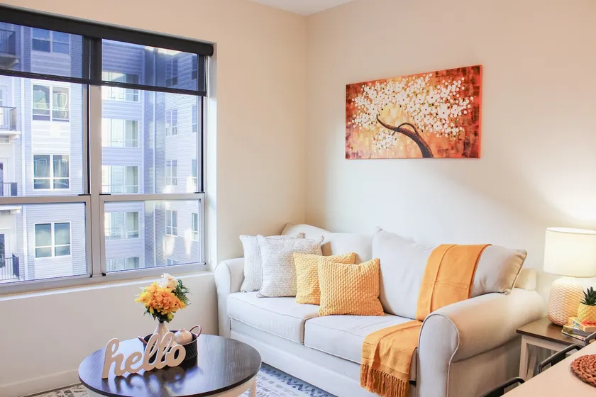 Stylish DT Apt • King Bed, 24/7Gym, Pool + Hot Tub - Image 1