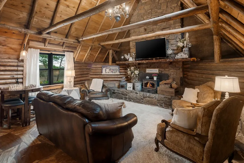 Log Cabin/100 acres/One of a kind/Wifi-Cuddly Cow - Image 1