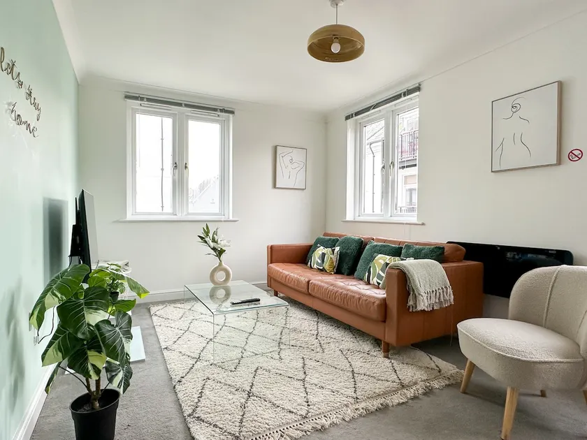 Modern Luxury Apartment + FREE Secure Parking - Image 1