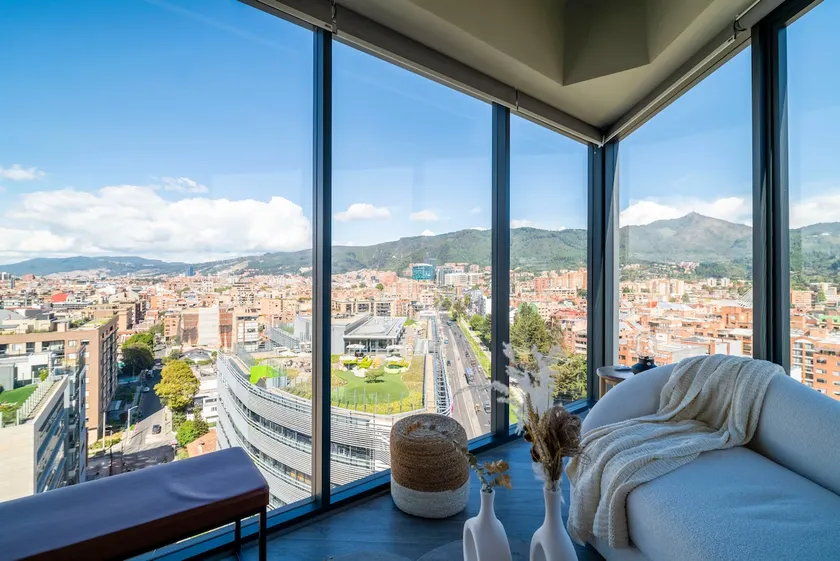 *LUXE High Rise* Panoramic Views, Pool & Parking - Image 1