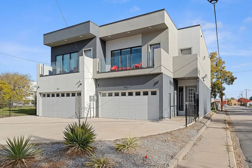 Urban Stylish 3-Bed Townhome with Garage No. 1614 - Image 1