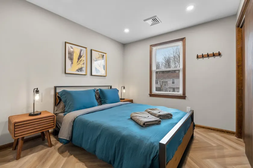 29 - Modern 5 Bedroom 2 Bath - Image 1