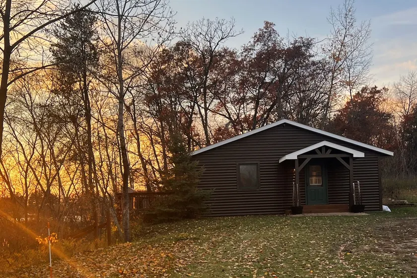 Lakeshore Ossawinnamakee Cabin - Image 1