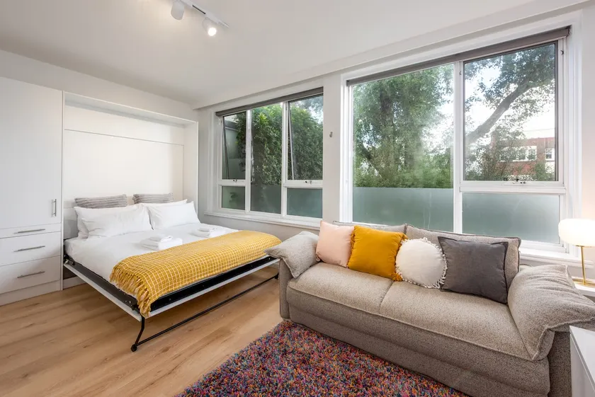 Lovely Studio with Free Parking in East Melbourne! - Image 1