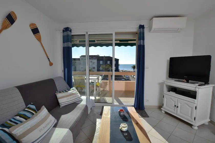 Beautiful 3-bedroom apartment 2 steps from the beach Terrace with sea view - Image 1