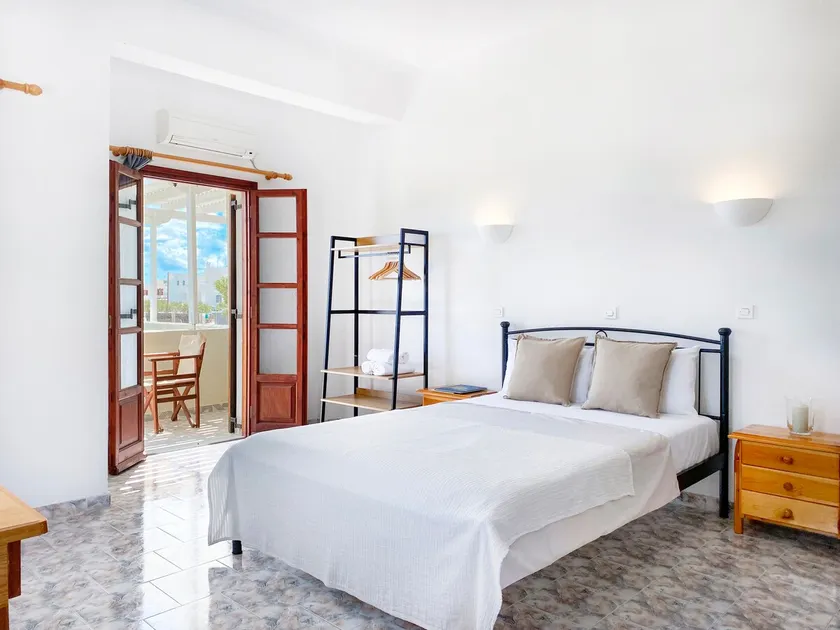 Bright studio with balcony • Almyra - Image 1