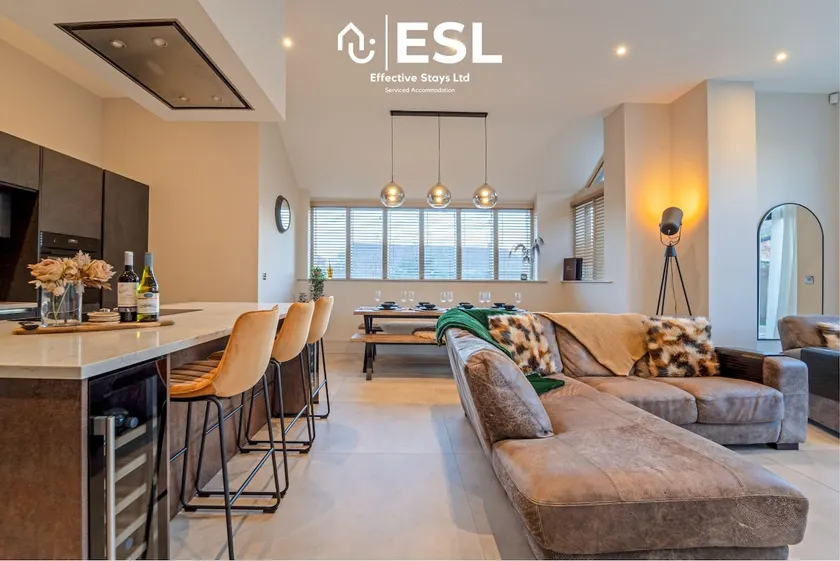 Stunning 4 bedroom home - Image 1
