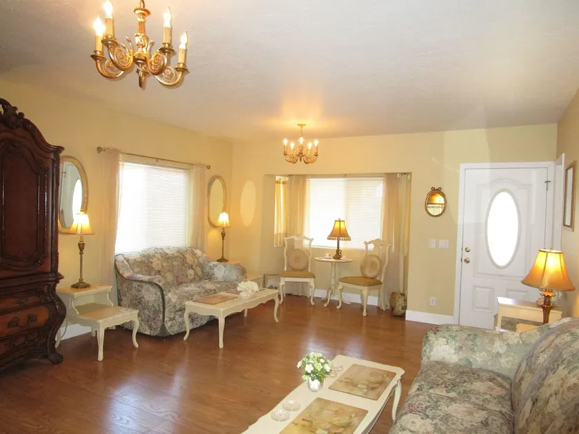 Elegant og rummeligt hjem !! 5 Bed & 3 Bad, 15 min. til U af O, sovepladser 15, $ 150. 00 - Image 1