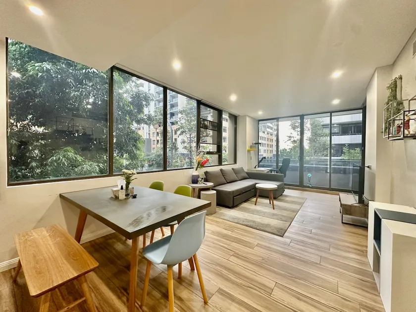 Sunny 1 Bed Apt with parking near train station - Image 1