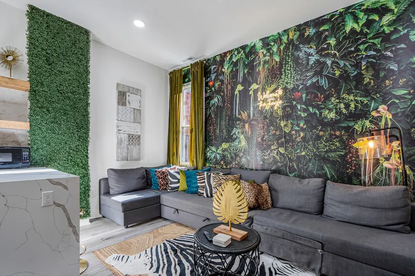 Jungle Dream Loft! 3 Bed/ Wine/ Balcony/ Parking! - Image 1