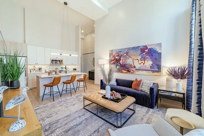 The Cornerstone - Designer 4BR Flat in Bucktown/WP - Image 1