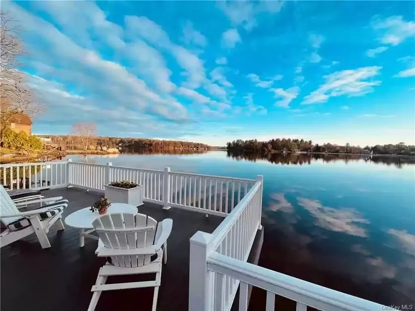 Waterfront Getaway on Amazing Motor Boats Lake - Image 1