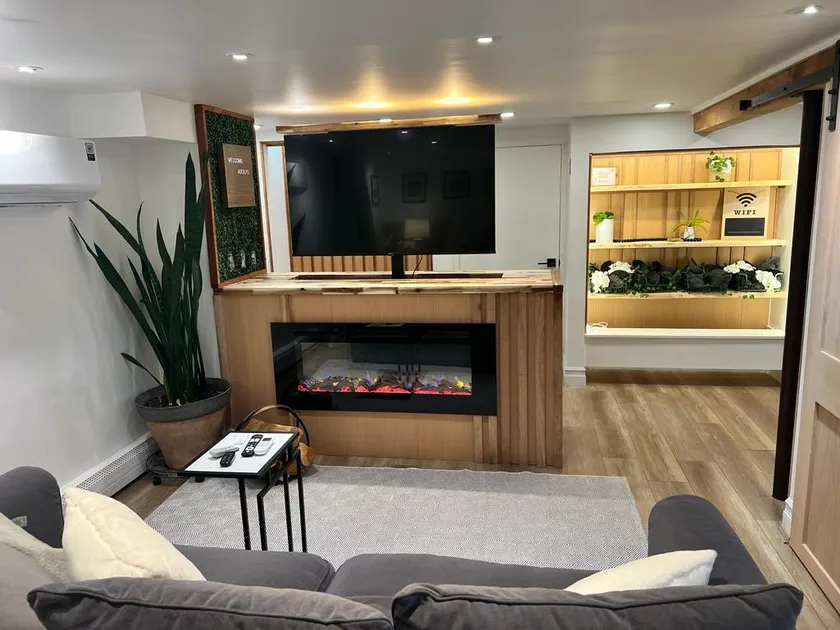 Luxury 5 minutes from the Airport! - Image 1