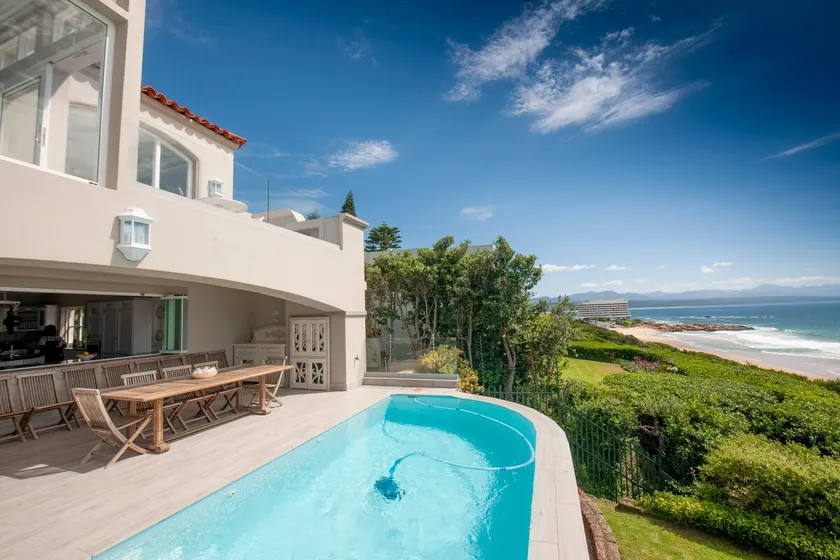 Luxury Beachfront Villa: Breathtaking Ocean Views - Image 1
