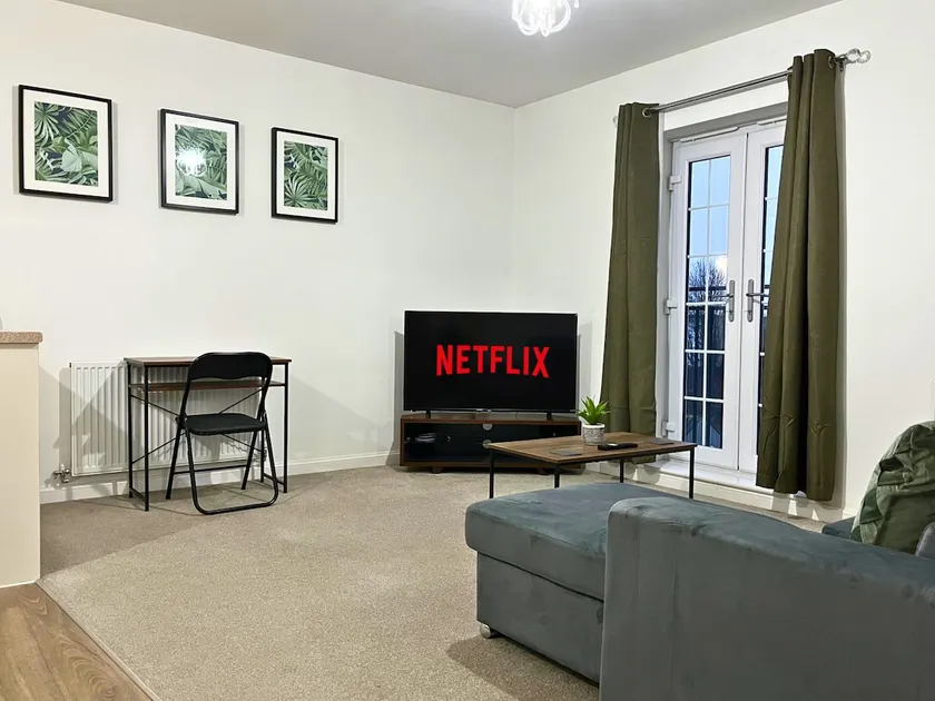 Stylish 1 Bedroom Apartment with Sofa Bed - Opposite Racecourse, Near City Centre and Hospital - Image 1
