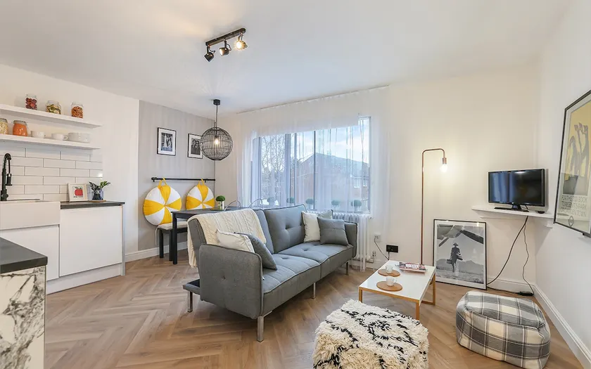 Modern One Bed - Free Parking - Image 1